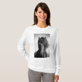 Friesischer Hengst im Wind. T-Shirt (Vorne ganz)