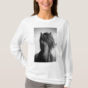 Friesischer Hengst im Wind. T-Shirt