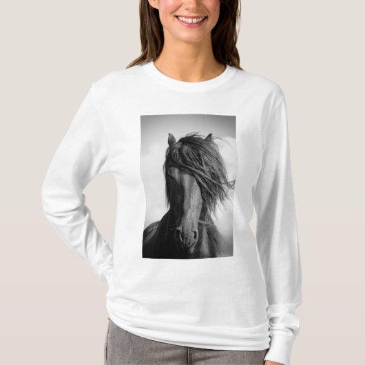 Friesischer Hengst im Wind. T-Shirt (Vorderseite)