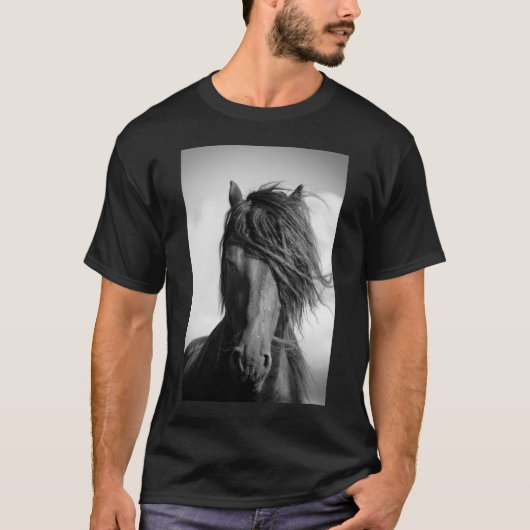 Friesischer Hengst im Wind. T-Shirt (Vorderseite)