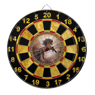 Friesisches braunes Pferd, das oben mit Dartscheibe