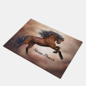 Friesisches braunes Pferd, das oben mit Fußmatte (Schrägansicht)