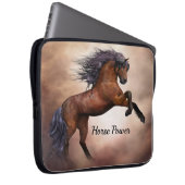 Friesisches braunes Pferd, das oben mit Laptopschutzhülle (Vorne Rechts)