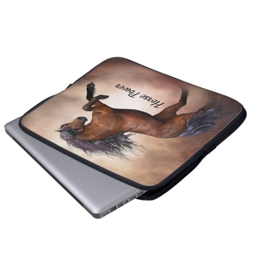 Friesisches braunes Pferd, das oben mit Laptopschutzhülle (Vorne Knopf)