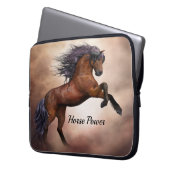 Friesisches braunes Pferd, das oben mit Laptopschutzhülle (Vorderseite Links)