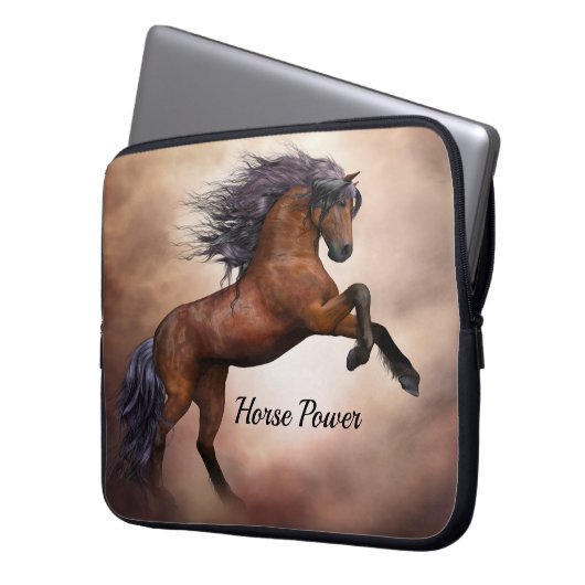 Friesisches braunes Pferd, das oben mit Laptopschutzhülle (Vorderseite Links)