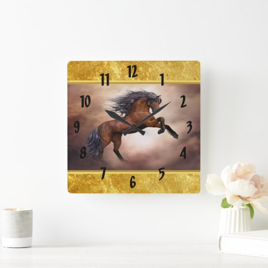 Friesisches braunes Pferd, das oben mit Quadratische Wanduhr (Zuhause)