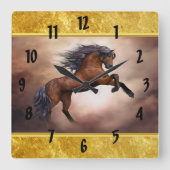 Friesisches braunes Pferd, das oben mit Quadratische Wanduhr (Vorderseite)
