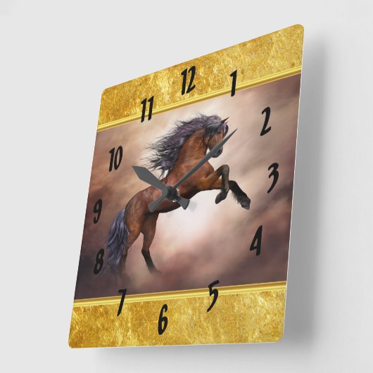 Friesisches braunes Pferd, das oben mit Quadratische Wanduhr (Winkel)