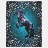 Friesisches Pferd, schwarzer Hengst, Schnee, blau Fleecedecke (Vorderseite)