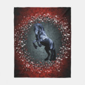 Friesisches Pferd, schwarzer Hengst, Schnee, rot/s Fleecedecke (Vorderseite)