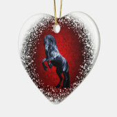 Friesisches Pferd, schwarzer Hengst, Schnee, roter Keramik Ornament (Links)