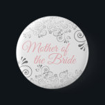 Frilly Pink & Gray Mutter der Braut Hochzeit Button<br><div class="desc">Identifizieren Sie die Hauptakteure Ihres Brautparty,  Ihrer Hochzeit oder Ihres Abendessens mit unseren eleganten,  rosa & grauen Tasten. Dieser Knopf zeigt silbergraue Imitate mit spitzen Rillen auf weißem Hintergrund,  mit rosa Text,  die Mutter der Braut lesen. Perfekt als Gutes oder Geschenk für die Mitglieder der Hochzeitsfeier.</div>