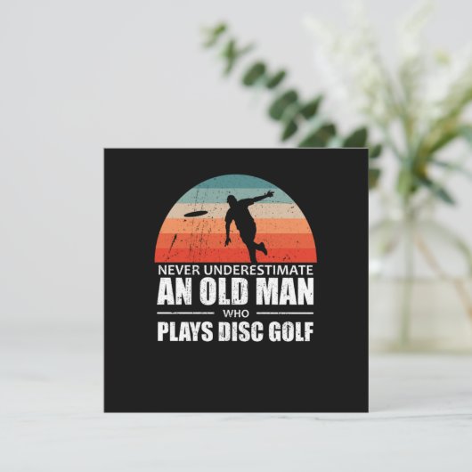 Frisbee unterschätzt nie einen alten Man Disk Golf Einladung (Stehend Vorderseite)