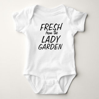 Frisch aus dem Garten der Dame Baby Strampler