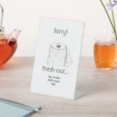 Frisch aus Toilettenpapier Sockelschild (In SItu)