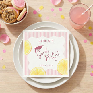 Frisch diplomierte rosafarbene Absolventenparty mi Serviette