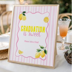 Frisch diplomierter Dessert mit rosa Streifen und  Poster