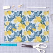 Frisch gelber Zitronenbaum auf blauem Hintergrund Seidenpapier (Handwerk)