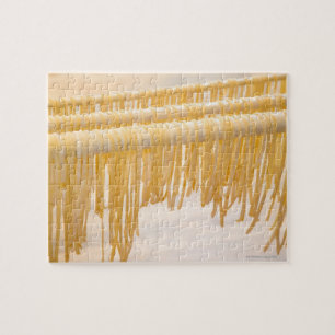 Frisch gemachte Pasta-Trocknung auf einem Holzgest Puzzle