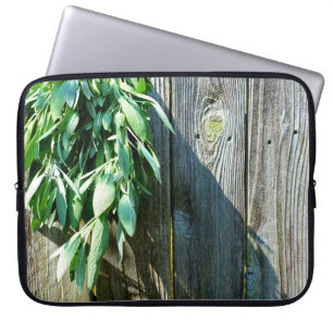 Frisch geschnittener Salbei auf Scheunenholz Laptopschutzhülle