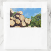 frisch geschnittenes Holz im Wald unter blauem Him Rechteckiger Aufkleber (Tasche)
