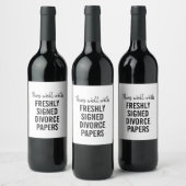 Frisch gezeichnete Scheidungsdokumente Weinetikett (Flaschen)