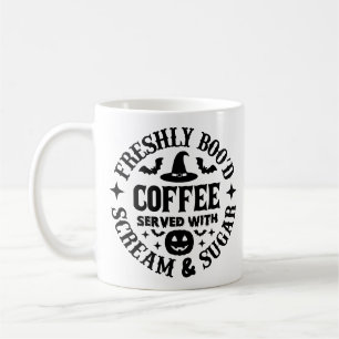 Frisch verzauberte Kaffee serviert mit Schrei & Zu Kaffeetasse