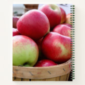 Frischäpfel im Korb auf dem Bauer Markt Notizblock (Rückseite)
