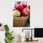 Frischäpfel im Korb auf dem Bauer Markt Poster (Heimbüro)