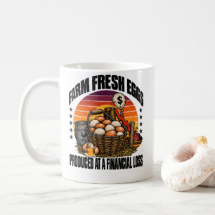 Frische Eier auf finanziellem Verlust produziert H Kaffeetasse