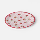 Frische Erdbeere mit rosa Gingham-Muster Pappteller (Schrägansicht)