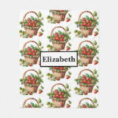 Frische Erdbeeren in einem Korb Fleecedecke (Vorderseite)