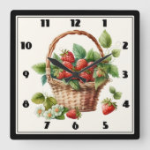 Frische Erdbeeren in einem Korb Quadratische Wanduhr (Vorderseite)