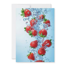Frische Erdbeeren und Wasser
