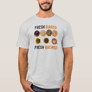 Frische gebackene Donuts und frisch gebrühtem Kaff T-Shirt