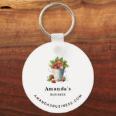 Frische gepflückte Erdbeeren in einem Eimer - Gesc Schlüsselanhänger (Rückseite)