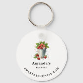 Frische gepflückte Erdbeeren in einem Eimer - Gesc Schlüsselanhänger (Rückseite)