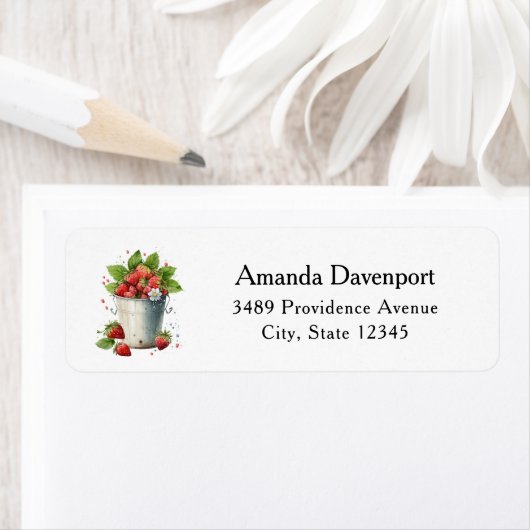 Frische gepickte Erdbeeren in einer Eimeradresse (Insitu)