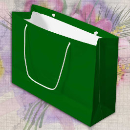 Frische grüne Kiefernbäume, solialistisch Große Geschenktüte