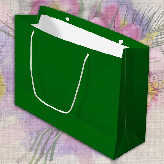 Frische grüne Kiefernbäume, solialistisch Große Geschenktüte