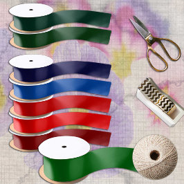 Frische grüne Kiefernbäume, solialistisch Satinband