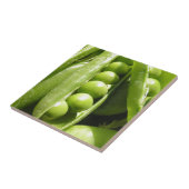 Frische offene grüne Erbsenhülsen im Sonnenlicht Fliese (Seite)