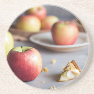 Frische rote Äpfel auf dem Tisch, Apfelkuchen Getränkeuntersetzer