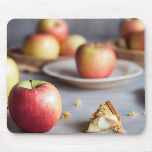 Frische rote Äpfel auf dem Tisch, Apfelkuchen Mousepad