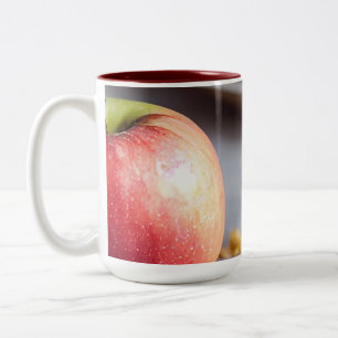 Frische rote Äpfel auf dem Tisch, Apfelkuchen Zweifarbige Tasse