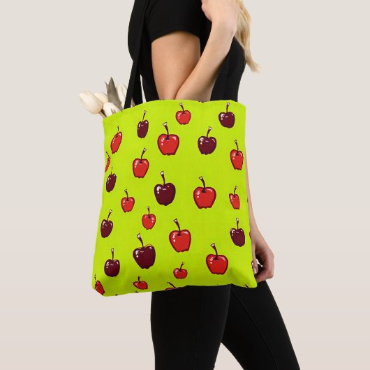 Frische rote Apfeltasche mit grünem Hintergrund  Tasche (Von Nahem)