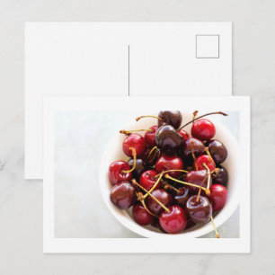 Frische rote Kirschen in einer Schüssel Fotografie Feiertagspostkarte