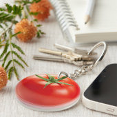 Frische rote Tomate abgeschieden auf weißem Schlüsselanhänger (Vorderseite rechts)