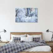 Frische Schneefälle unter den Bäumen von Bridalvei Leinwanddruck (Insitu (Schlafzimmer))